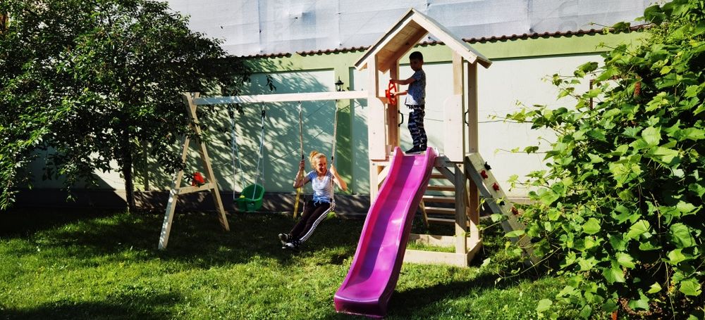Loc de joaca, casuta, tobogan, nisipar, leagan