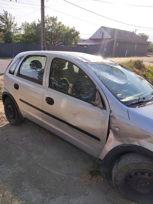 Opel Corsa avariat