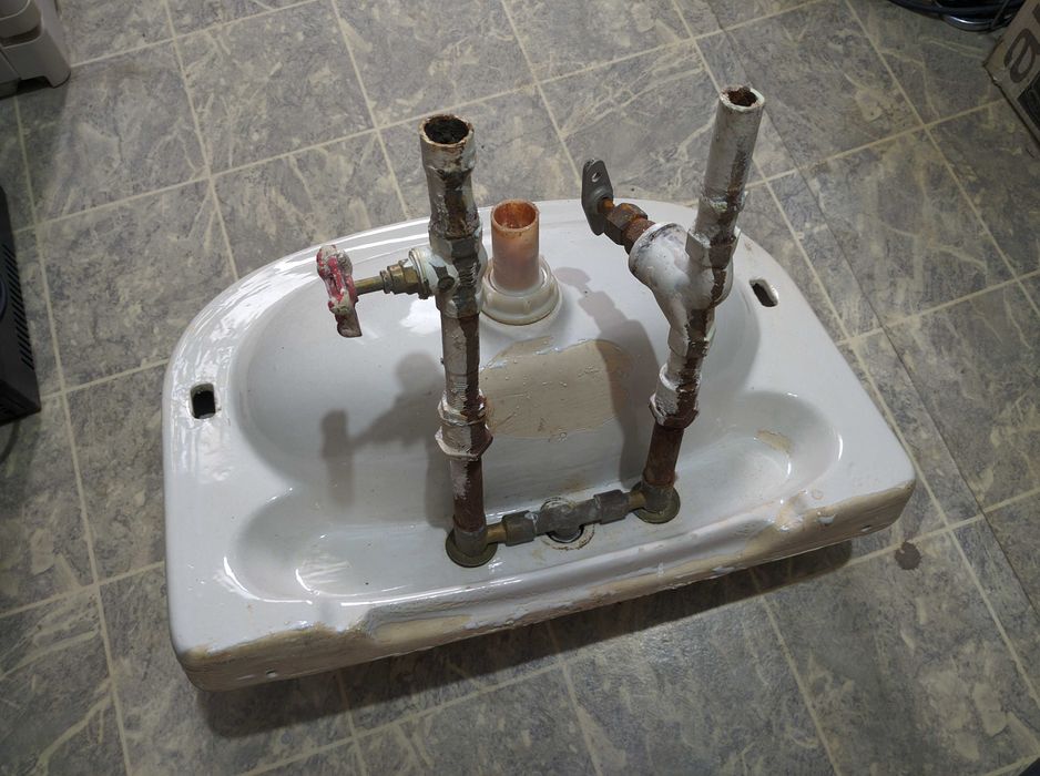 Раковина, умывальник. Rakovina. Детали, клапан, арматура, шланг.