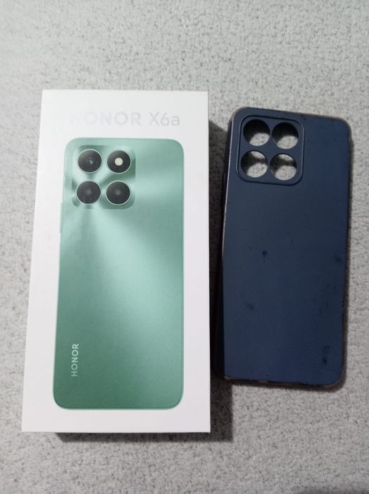 Vand telefonul HONOR X6a cu husa albastra