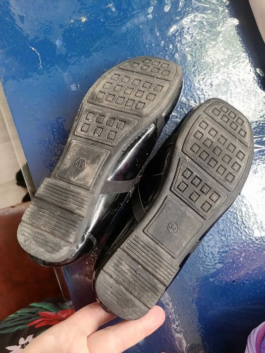 Продам школьные туфли для девочки