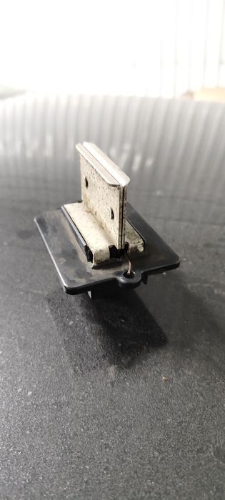 Продам Резистор печки Мазда Кронос