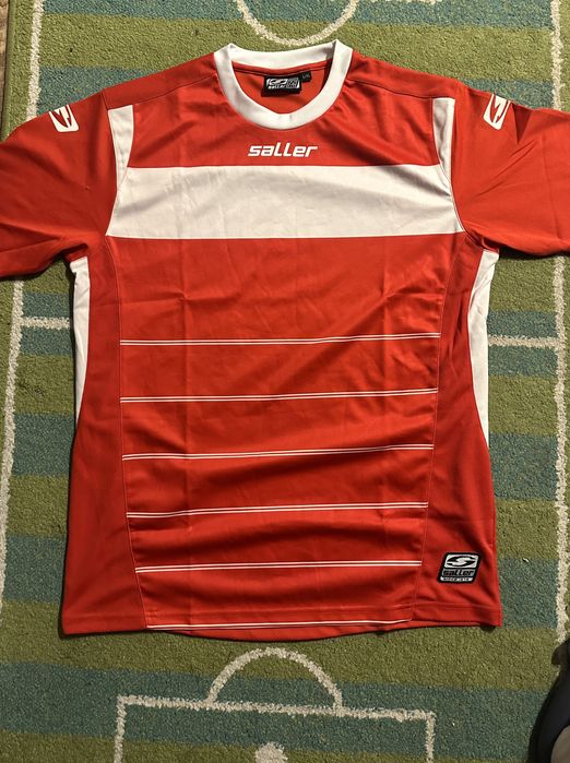 Vand tricouri de fotbal