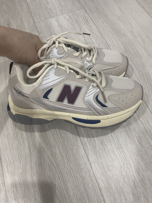 Женские кроссовки