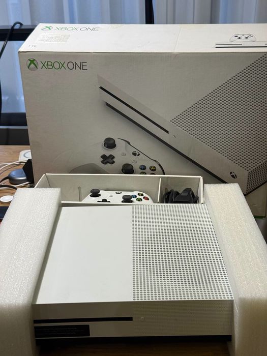 Xbox One S 1TB, 2 геймпада, коробка