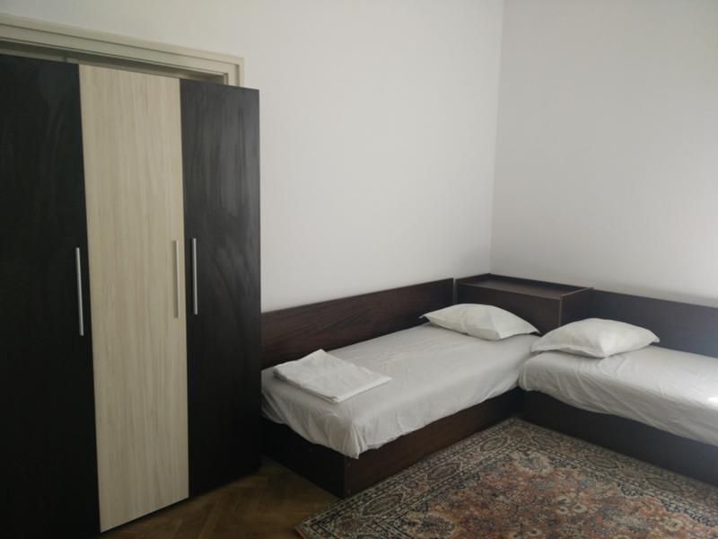 Дава се под наем Тристаен апартамент в Бургас, Център - 100 кв.м за 448.8 € - Снимка #2