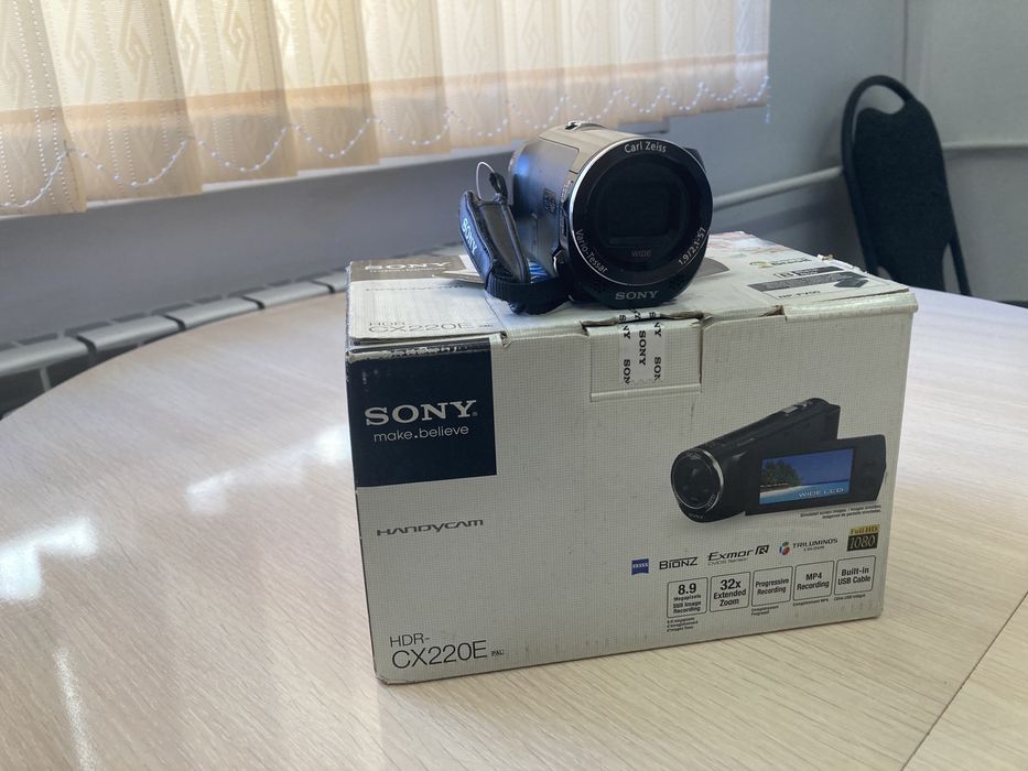 Видеокамера Sony HDR-CX220E