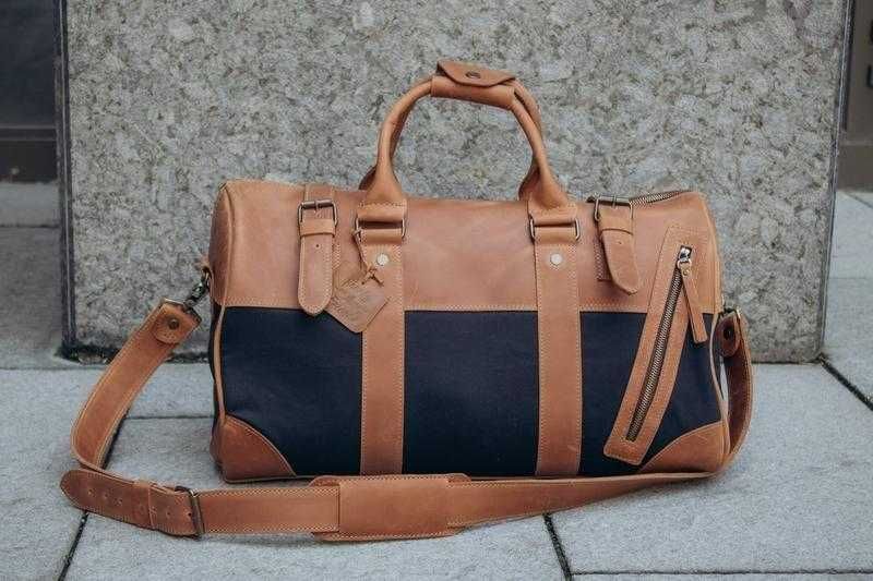 Geantă de voiaj. Piele naturală și pânză groasă