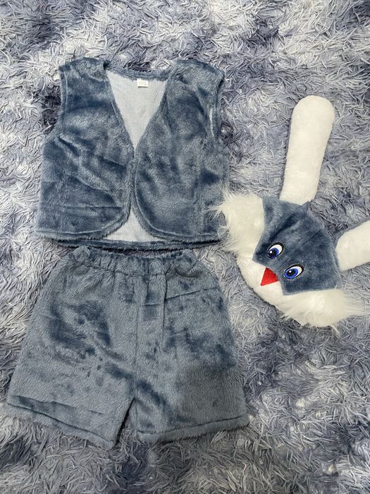 “Костюм зайчика для утренника: жилет, шорты и шапочка с ушками.