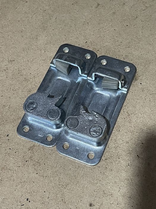 Замок двери зил 130 (фиксатор)