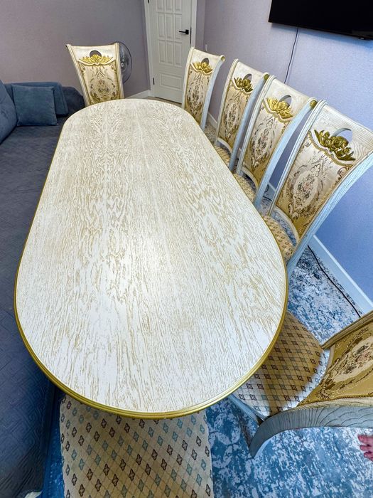 Стол 8 орындығымен сатылады