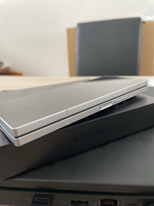 Продавам Samsung Z-Fold 6
