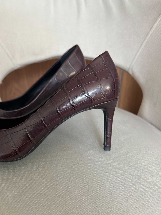 Кафяви обувки на ток с кроко ефект - Mango