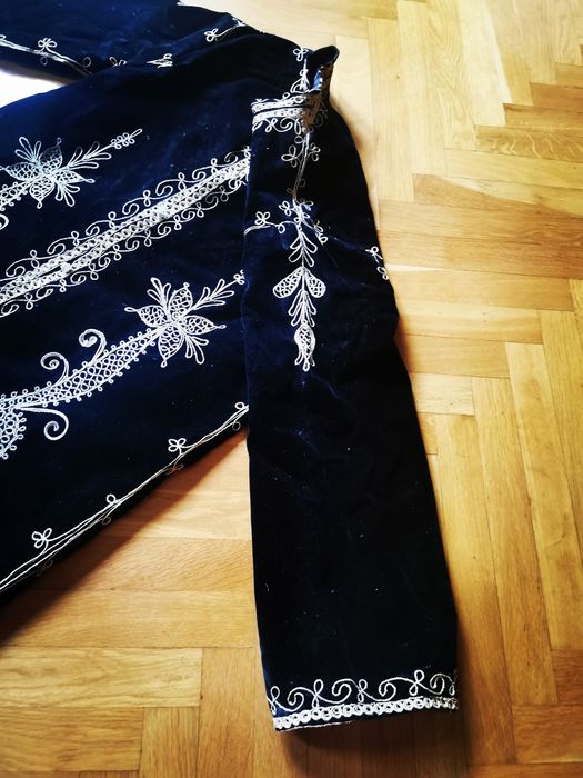 Винтидж бродиран кафтан и две винтидж узбекски шапки "Тубетей"