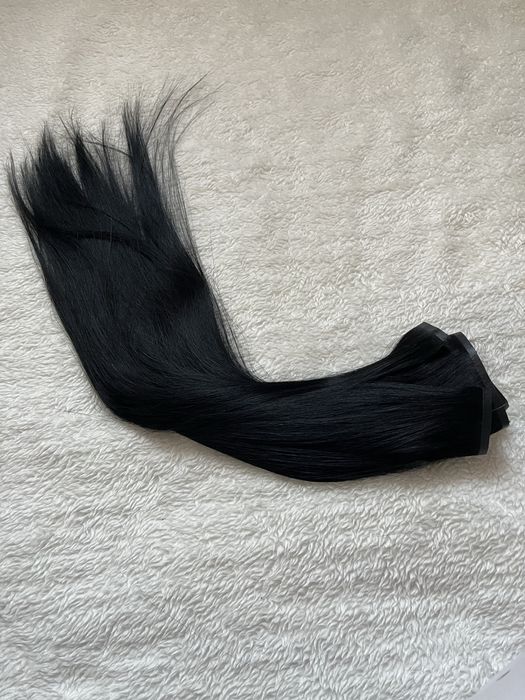 Блестяща черна треса на щипки