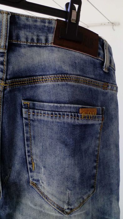 Дамски дънки с декоративни кръпки - размер М