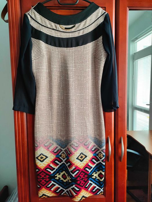 Дамска рокля NZL , елегантна, ластична, с колие, с черни тюлени ръкави