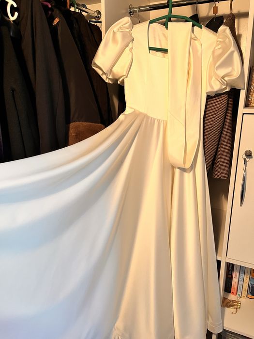 Белое атластное платье