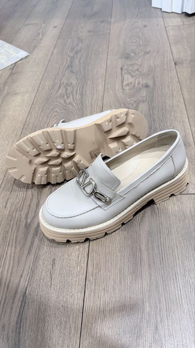 Обувь лоферы цвет молочный