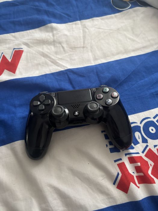 vand ps4 cu 2 manete si 3 jocuri(Mafia3,wwwe2k17,nfs payback) preț negociabil