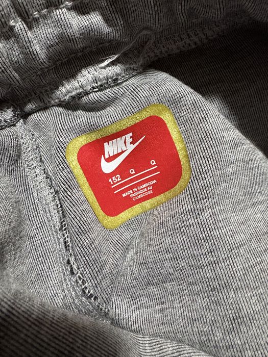 Оригинално долнище на Nike