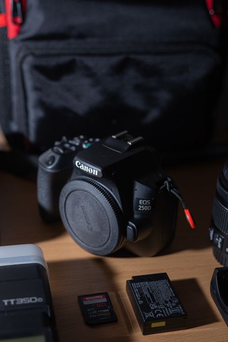 Фотоапарат Canon EOS 250D - Пълен Комплект