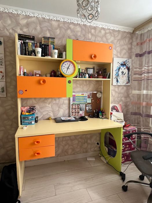 шкаф и стол со стенкой