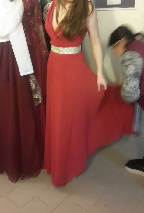 Дълга рокля с гол гръб и цепка