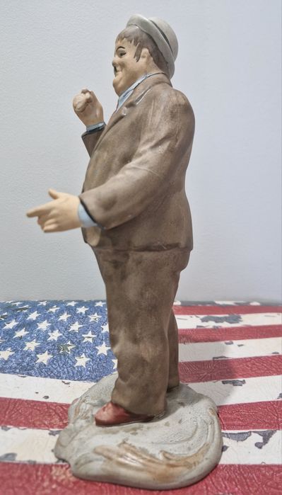 Оливър Харди, 17см. височина.