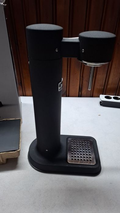 Машина за газирана вода Aarke Carbonator 3, матово черно.