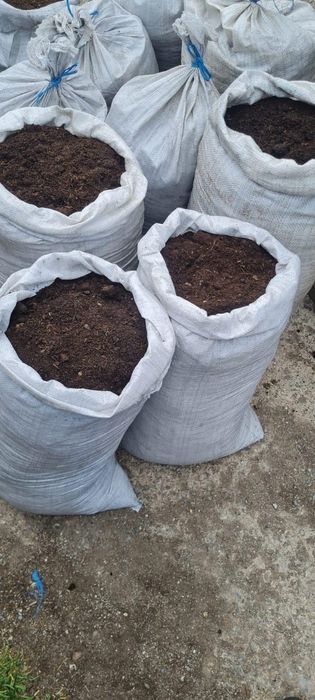 MRANIȚĂ (din gunoi de grajd fermentat 4+ ani) si PĂMÂNT VEGETAL de suprafață (nu este excavat)