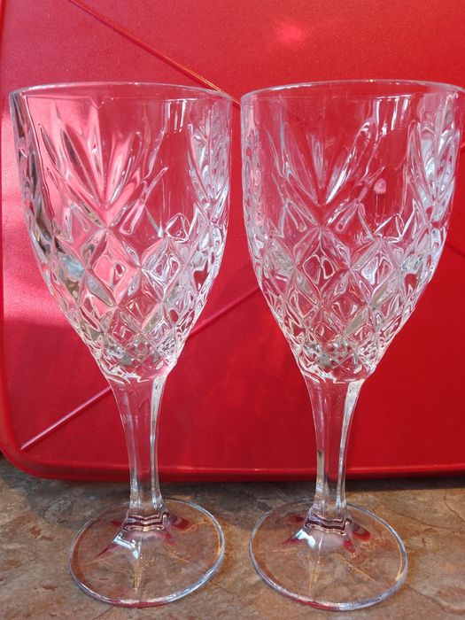 Два комплекта кристални чаши за вино и кристален пепелник