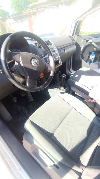 Перфектен запазен автомобил VOLKSWAGEN TOURAN