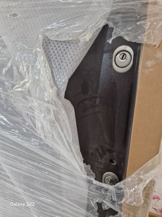 Vând usa întrare! Culoare  Wenge !Dimensiune  foaie usa  200 pe 88 !