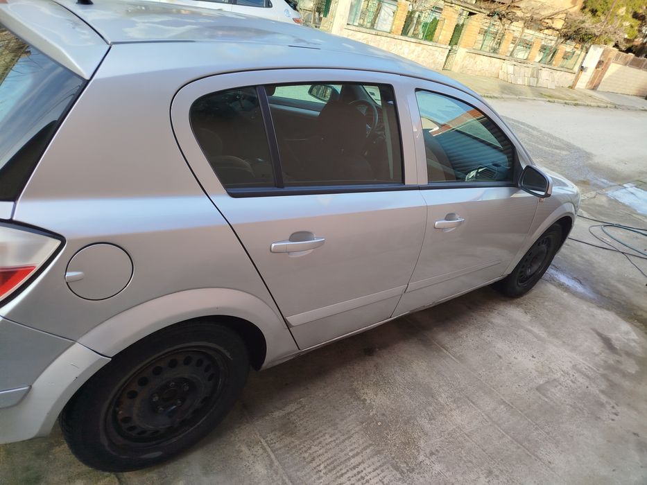 Продавам Опел Астра