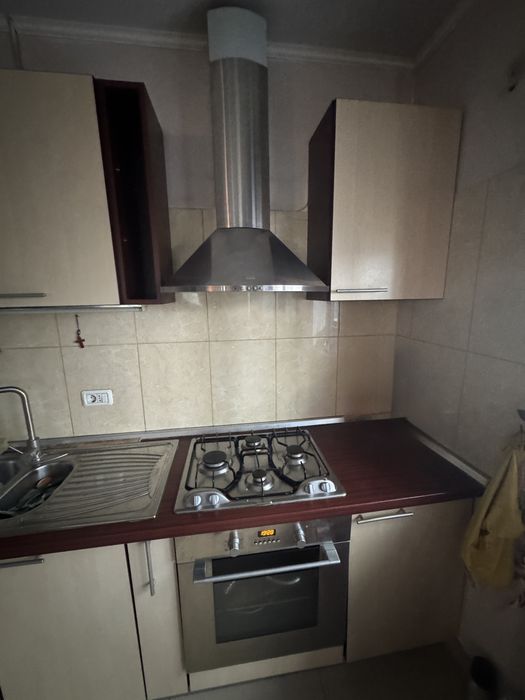 Vand mobila de bucatarie cu electrocasnice incluse