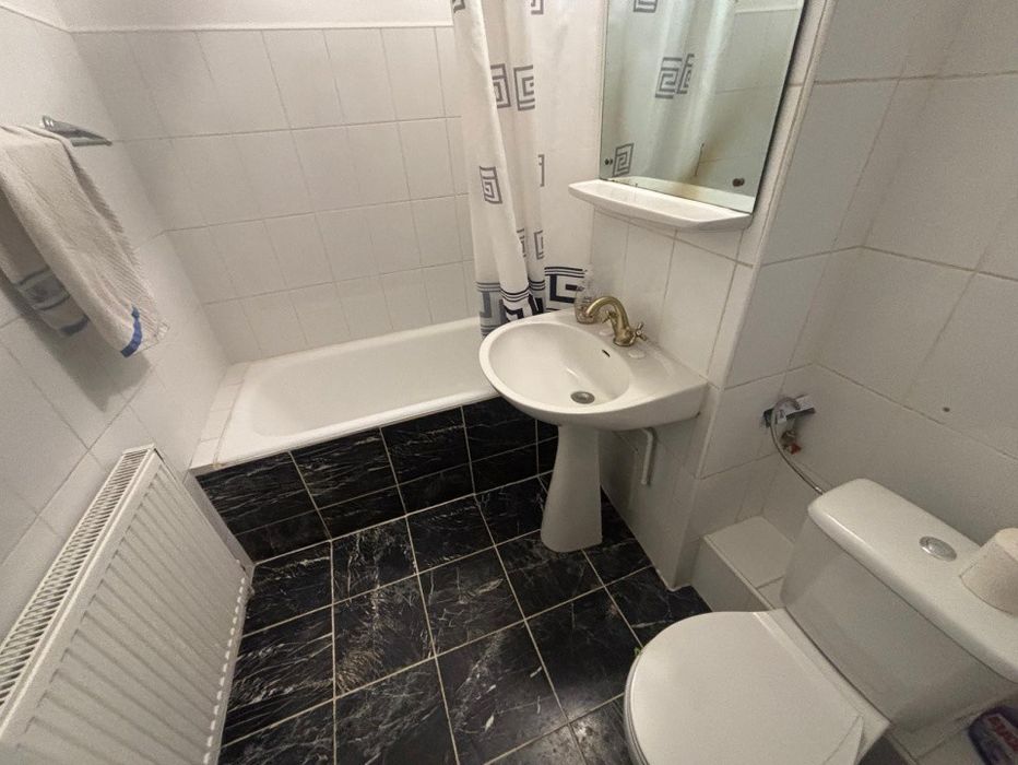 Inchiriez apartament cu 3 camere la 1 minut de Colina