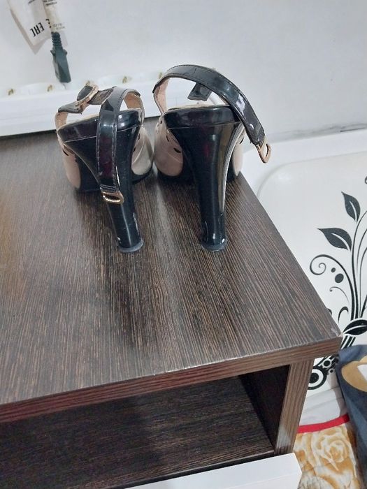 Срочно продаются  босоножки