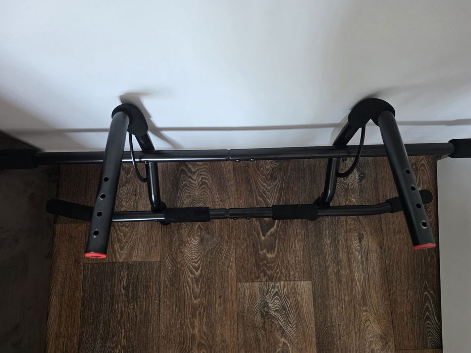 Bară de tracțiune Adidas în stare bună, toate imperfecțiunile se văd pe poze, șuruburi nu sunt incluse
