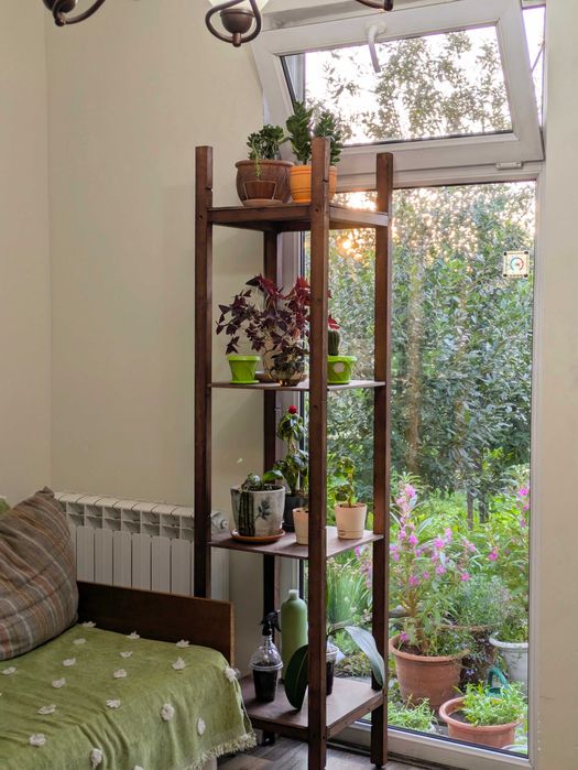 Деревянный стелаж