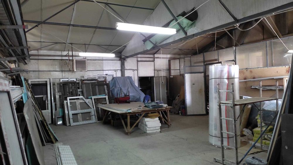 Inchiriez hala 250 mp