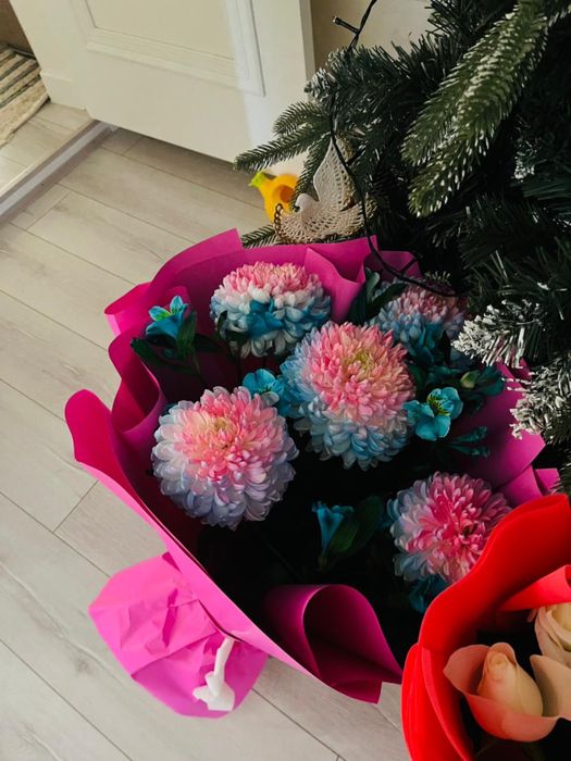 Продаю букеты цветов, свежие, красивые по 6 тыс тг, а в корзинке 7 тыс