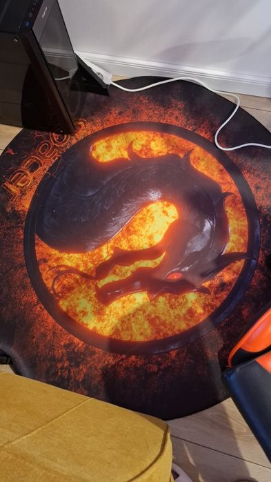 Vând set PC,birou ,monitor si scaun