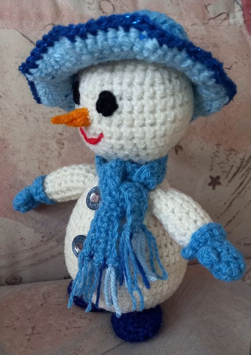 Вязаный снеговичок