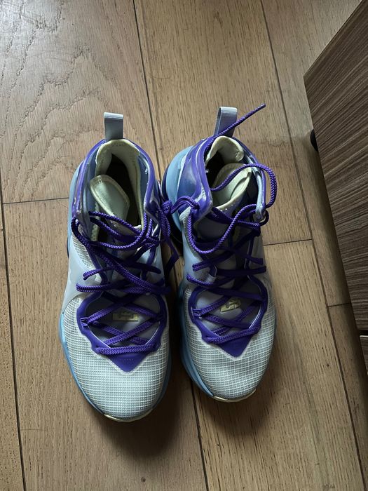 Nike LeBron James 19