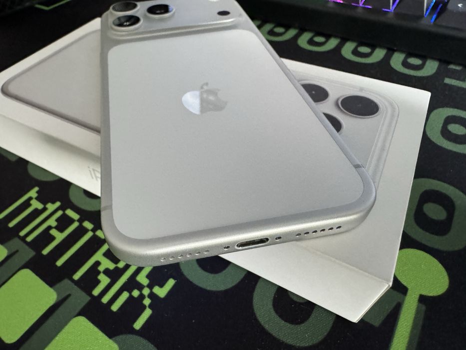 Apple iPhone 17 pro max alb 256GB 70 incarcari 100% acumulator