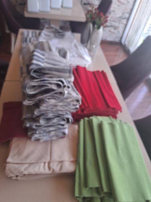 червени покривки за ресторант и т шлайфери