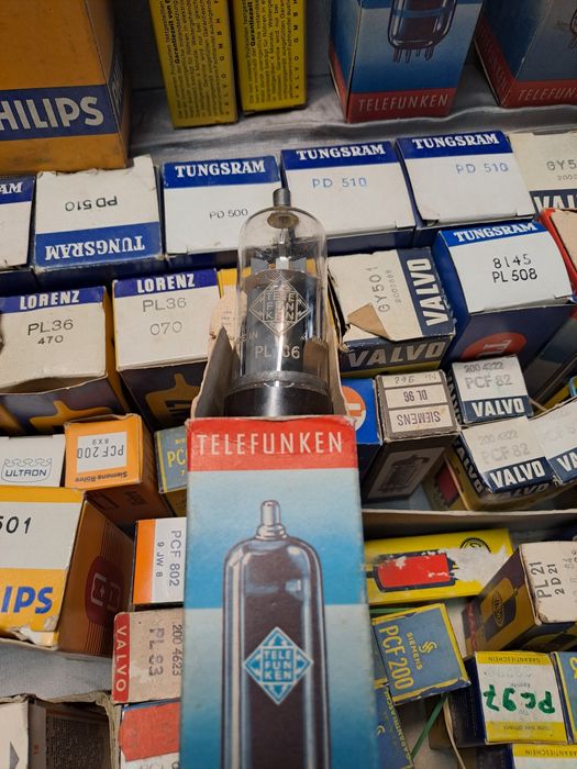 Куфар с  радиолампи .