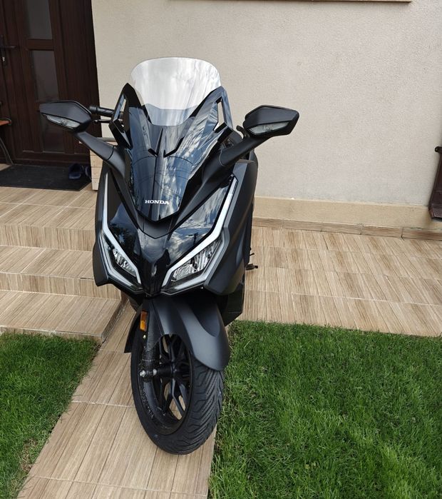 Vând Honda Forza 125 în garanție