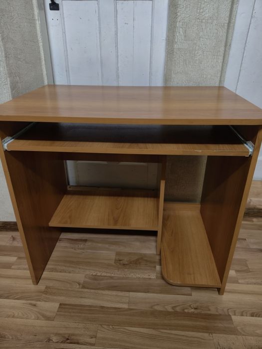 Продам стол компьютерный